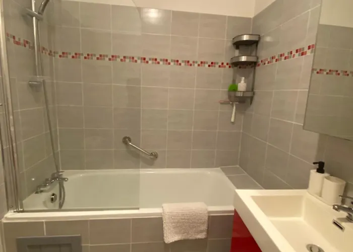 Newly Renovated Ground Floor Close To Thermes *